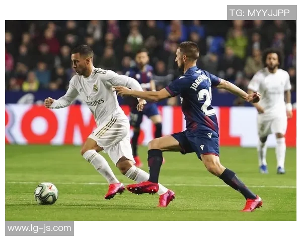 足球球星妻子们的高光时刻：聚焦美丽背后的风采与生活